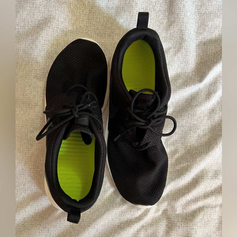 EUC Nike Men’s Roshe Run Shoes in Black/Anthracite Sail - Picture 9 of 9